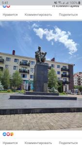 una statua di fronte a un edificio con un edificio di Сергей Сергеевич a Akhaltsikhe