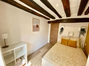 1 dormitorio con cama y techo de madera en Le Mimosa, en Rouen