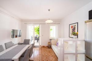 TV a/nebo společenská místnost v ubytování Cozy Apartment Branka with nice Garden