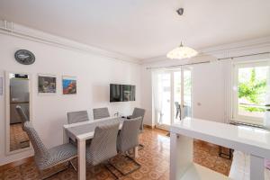 TV a/nebo společenská místnost v ubytování Cozy Apartment Branka with nice Garden