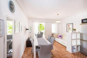 TV a/nebo společenská místnost v ubytování Cozy Apartment Branka with nice Garden
