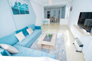 un soggiorno con divano blu e tavolino da caffè di TT Holidays Hassan Tower 3Bedrooms a Rabat