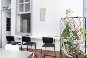 a meeting room with chairs and a table at Wanderlust Hostel in Santa Cruz de Tenerife
