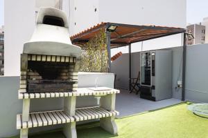 un horno de pizza en un patio con un banco en Wanderlust Hostel, en Santa Cruz de Tenerife