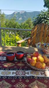 una mesa con tazones de fruta en la parte superior de una cubierta en Arman Bed and Breakfast, en Halidzor