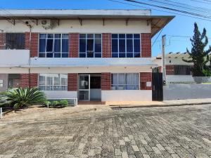 布盧梅瑙的住宿－VILLA BILAC 10 - Studio próximo à Vila Germânica Bairro da Velha，砖楼前的一条空的街道