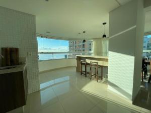 una gran cocina blanca con vistas al océano en Linda Vista, Um apartamento por andar, 3 Suítes, 2 Garagens, en Balneário Camboriú