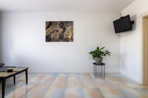 una sala de estar con una maceta en la pared en Naukova Street Appartamento, en Leópolis