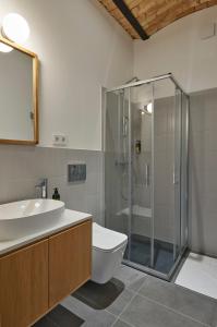 y baño con ducha, aseo y lavamanos. en Jókai7, en Mindszentkálla