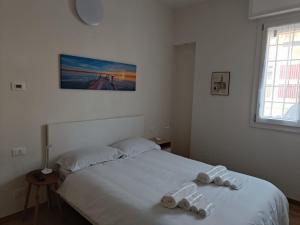 een slaapkamer met een bed met een paar slippers erop bij La CASA di LUCA/Fiera e Stazione/Aria condizionata in Bologna