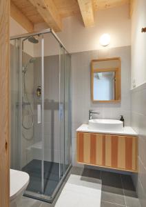 y baño con lavabo y ducha. en Jókai7, en Mindszentkálla