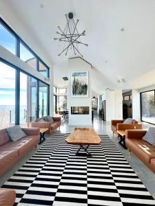 a living room with a table on a black and white rug at L'Auguste - Luxe et confort in Petite-Rivière-Saint-François