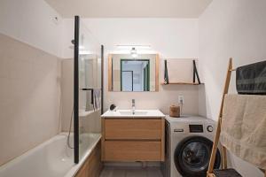 een badkamer met een wastafel en een wasmachine bij *Appt Rue Tour Gayraud, 4 Pers, Parking, Wi-Fi* in Montpellier