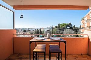 een tafel en stoelen op een balkon met uitzicht bij *Appt Rue Tour Gayraud, 4 Pers, Parking, Wi-Fi* in Montpellier