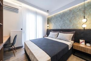 - une chambre avec un grand lit et un mur bleu dans l'établissement ARES penthouse, à Thessalonique