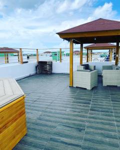 eine Terrasse mit Stühlen und einem Pavillon auf einem Schiff in der Unterkunft 3bed Apartment con Terraza y Picsina privada in Santo Domingo