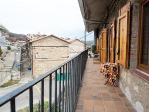 - Balcón con banco y sombrilla en Acogedor apartamento entre montañas, en Sant Corneli de Cercs 