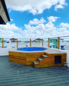 een hot tub op het dek van een schip bij 3bed Apartment con Terraza y Picsina privada in Santo Domingo