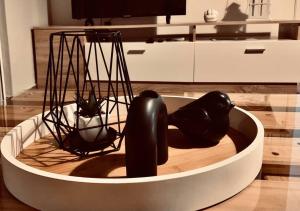 una escultura de dos objetos negros en una habitación en Cozy and relax apartment, en Kalamata