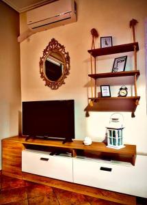 una sala de estar con TV de pantalla plana en un armario en Cozy and relax apartment, en Kalamata