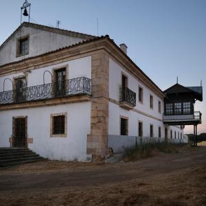 TerradillosにあるCASA RURAL PALACIO CONDE DE ALDANA con piscina entre encinares y dehesasのバルコニー付きの古い白い建物