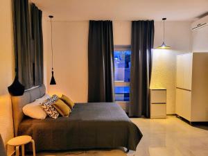 Schlafzimmer mit einem Bett und einem Fenster in der Unterkunft studio Square Funtana in Funtana