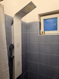 La salle de bains est pourvue d'une douche et d'une fenêtre. dans l'établissement studio Square Funtana, à Funtana