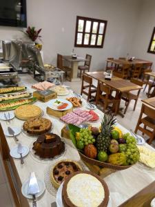 una mesa llena de muchos tipos de alimentos diferentes en Ilhéus North Residence, en Uruçuca