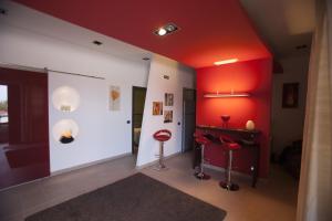 Zimmer mit roten Wänden und einer roten Decke in der Unterkunft Imperial in Milazzo