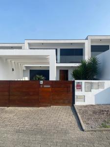 una casa con una puerta de madera delante de ella en Moradia - Vila Golfe Amarante en Amarante