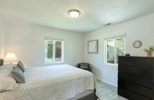 - une chambre avec un lit, une commode et 2 fenêtres dans l'établissement 531 Honolulu Avenue, à Oceano