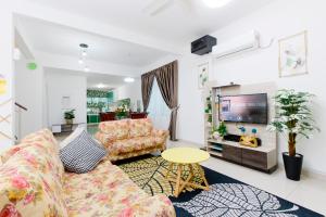 - un salon avec un canapé et une table dans l'établissement Desaru 16Pax Family with Private Mini Pool & Jacuzzi, à Kota Tinggi