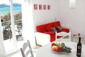 - un salon avec une table et une corbeille de fruits dans l'établissement Sea view and beach apartament Green, Petar House, à Vodice