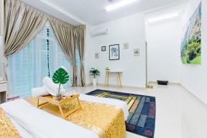 Desaru 16Pax Family with Private Mini Pool & Jacuzzi في كوتا تينجي: غرفة بيضاء مع سرير وطاولة