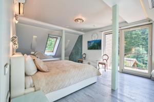 um quarto com uma cama e uma grande janela em Luxury villas Kaunas em Šlienava