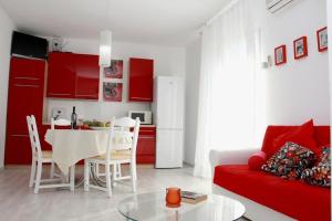 - un salon avec un canapé rouge et une table dans l'établissement Sea view and beach apartament Green, Petar House, à Vodice