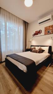 Un dormitorio con una cama grande y una ventana en La Promesa en Madrid