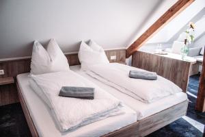 two beds in a room with white pillows at Heberer Hof in Schneverdingen