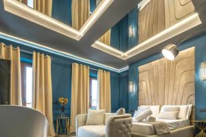 un soggiorno con pareti blu e un divano bianco di Boutique Marconi a Quartu SantʼElena