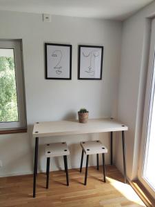 a table and two stools in a room at Mini Huus im schönen Thurgau in Schönenberg