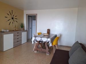 a kitchen and dining room with a table and chairs at Apartamentos Serenity in Peniscola