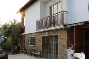 a building with a balcony and a table and chairs at BELLA VISTA BOLOGNESE in Trespiano