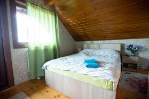 a bedroom with a large bed with a wooden ceiling at Cabana Transilvania in Beliş