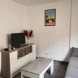 uma sala de estar com uma televisão e uma mesa em Elcorralito em Corralejo