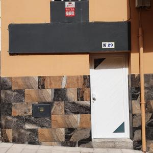una puerta en el lateral de un edificio en Elcorralito, en Corralejo