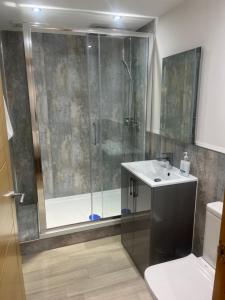 La salle de bains est pourvue d'une douche et d'un lavabo. dans l'établissement Pontcysyllte Chapel Tearoom, à Llangollen