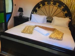 Un pat sau paturi într-o cameră la Elayo Trees Motel