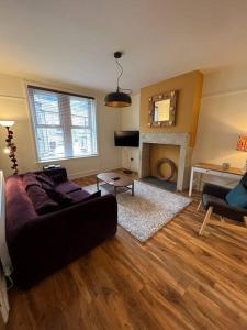 ein Wohnzimmer mit einem Sofa und einem Kamin in der Unterkunft Gorgeous home in Hebden Bridge in Hebden Bridge