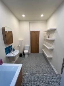 ein Badezimmer mit einem Waschbecken, einem WC und einem Waschbecken in der Unterkunft Gorgeous home in Hebden Bridge in Hebden Bridge