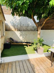 a person laying on a bench next to a tree at Au charme provençal in Allauch